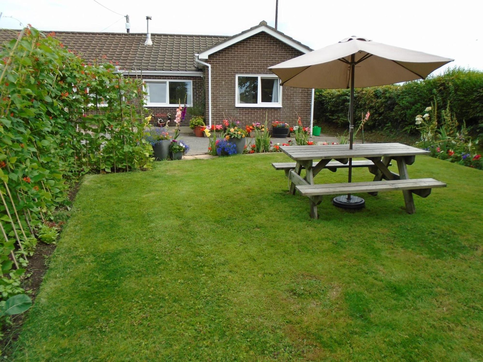 Immaculate 2 Bedroom Bungalow Close To Beaches Pendine Exterior photo