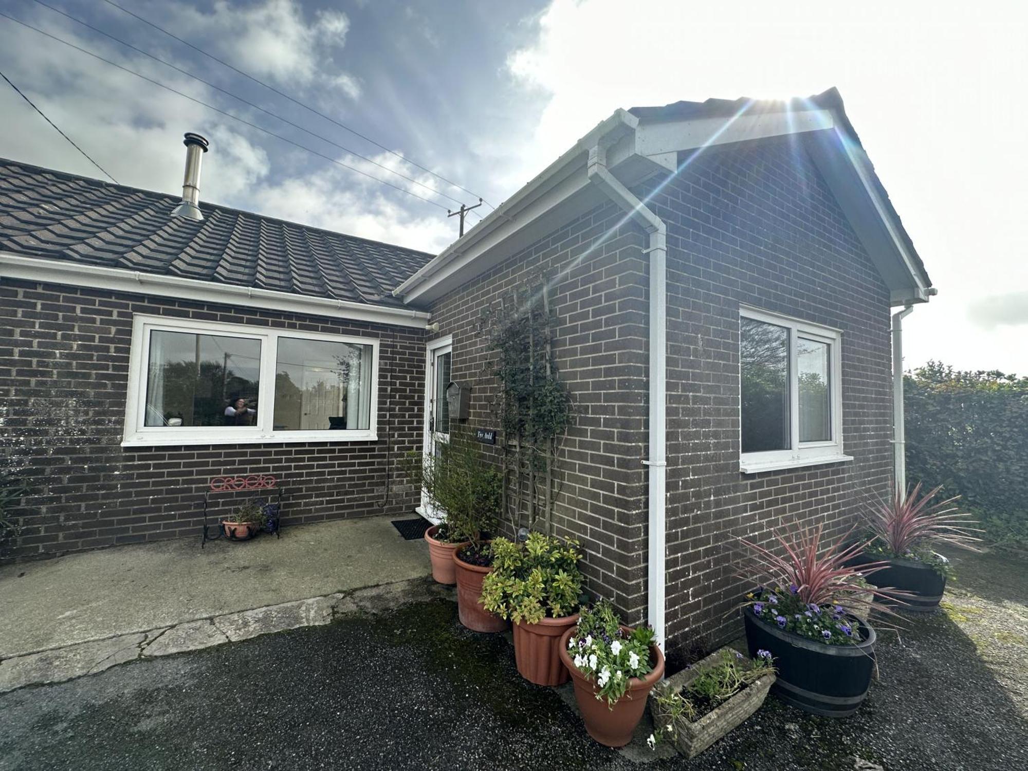 Immaculate 2 Bedroom Bungalow Close To Beaches Pendine Exterior photo